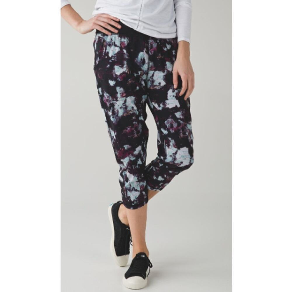Lululemon Tranquil‎ Crop Kara Blossom Multi / Black SZ 4